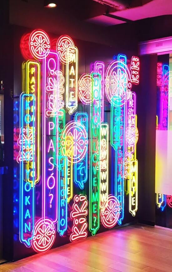 Detalle de los luminosos LED con caracteres japoneses del restaurante Kiki, fabricados por Reclamo Design